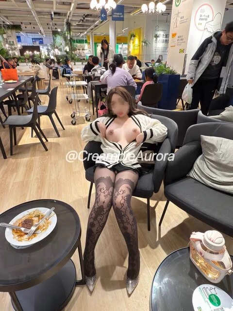 抽盲盒，这回有点意思，吃了一口意面🍝，还不忘另外一只手揉捏奶子，哈哈😁 https://t.co/gwTYFpQ1QC