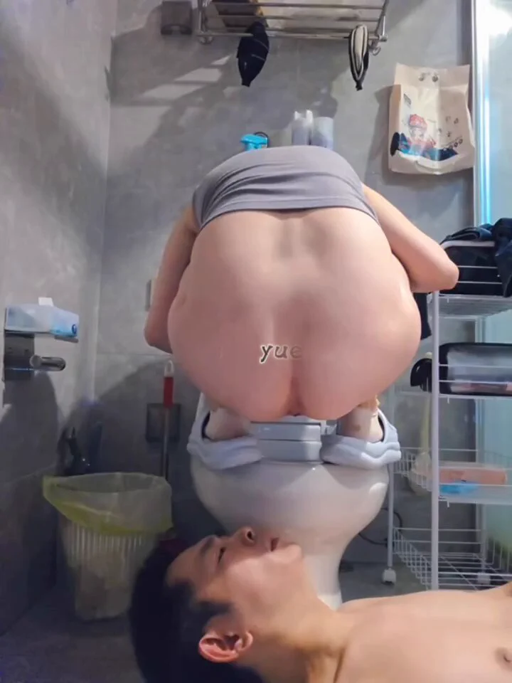 下贱骚狗的日常生活，做妈妈的移动马桶，随时随地你妈我想上厕所了，你就躺在下面接着，躺着看妈妈拉屎到你嘴里，是骚狗这辈子最幸福的事。
#黄金圣水 #家奴圣水
@Xiaoxiaofoer
@ToukaYuan
@MitsumeDoji https://t.co/shW7KCO3Um