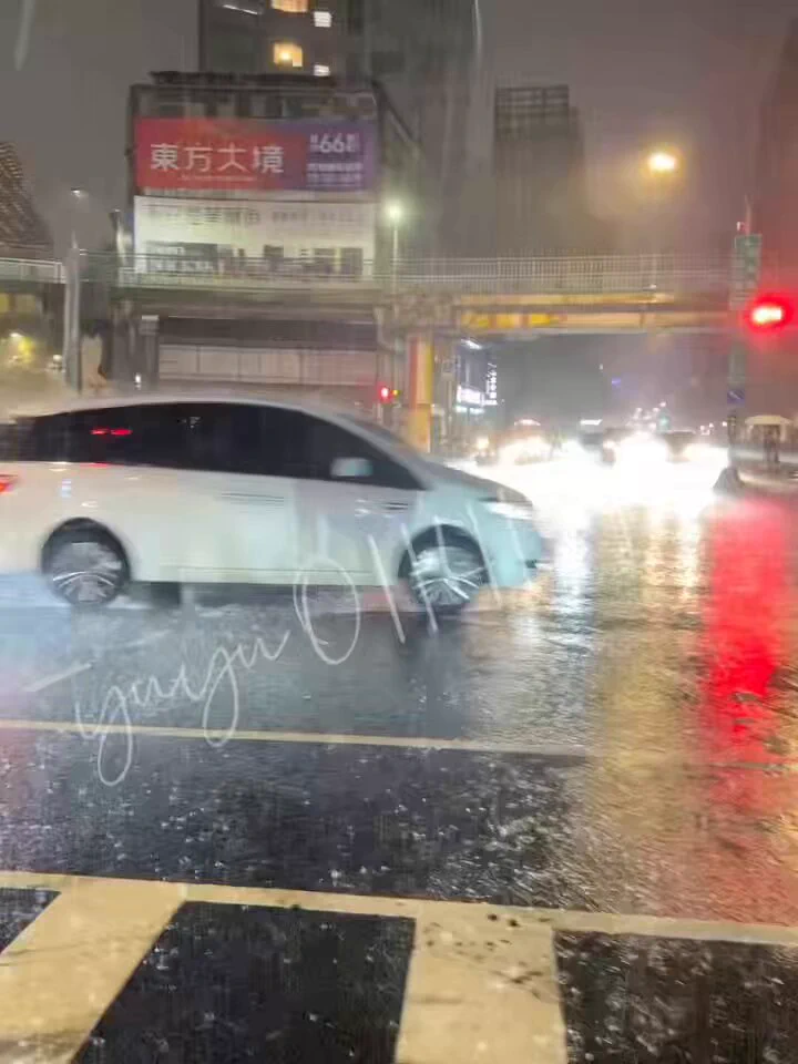 受夠台北下雨的天氣☔️濕濕黏黏的真的好討厭 真的受夠了

#叫你降溫沒叫你下雨欸😢 https://t.co/H1WJcYJGNy
