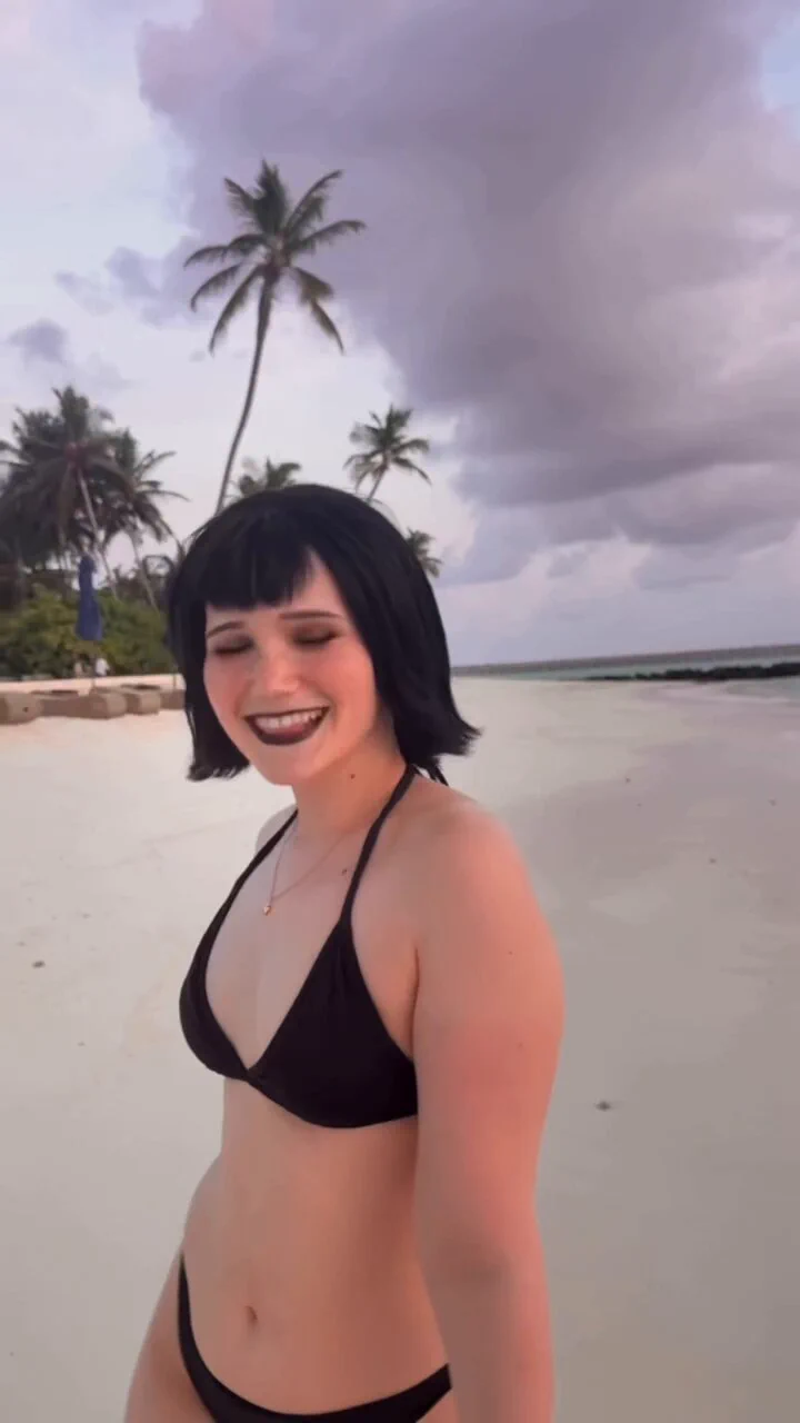 Bet u didn’t expect to see Mavis like thiiis 😏🏖️🦇 https://t.co/jrctsRNtqC
