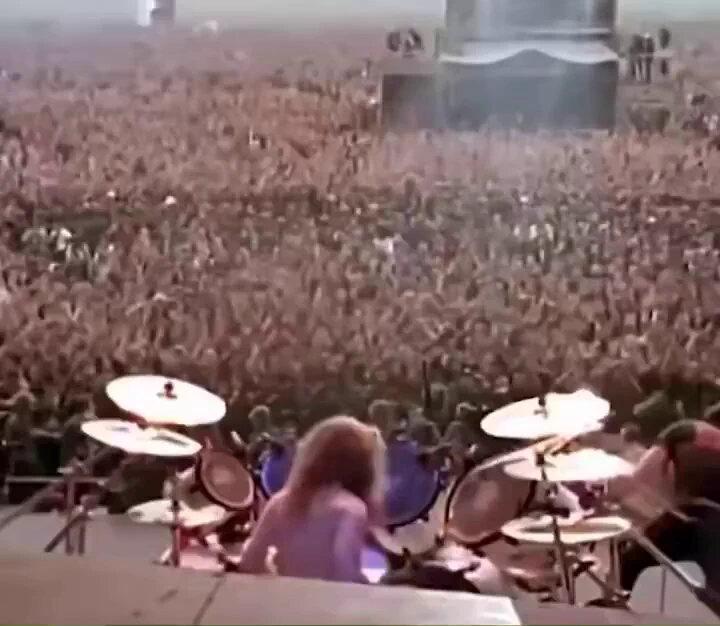 One of the greatest moments in Rock History.
Metallica in Moscow 1991. https://t.co/T3IusVpw6v