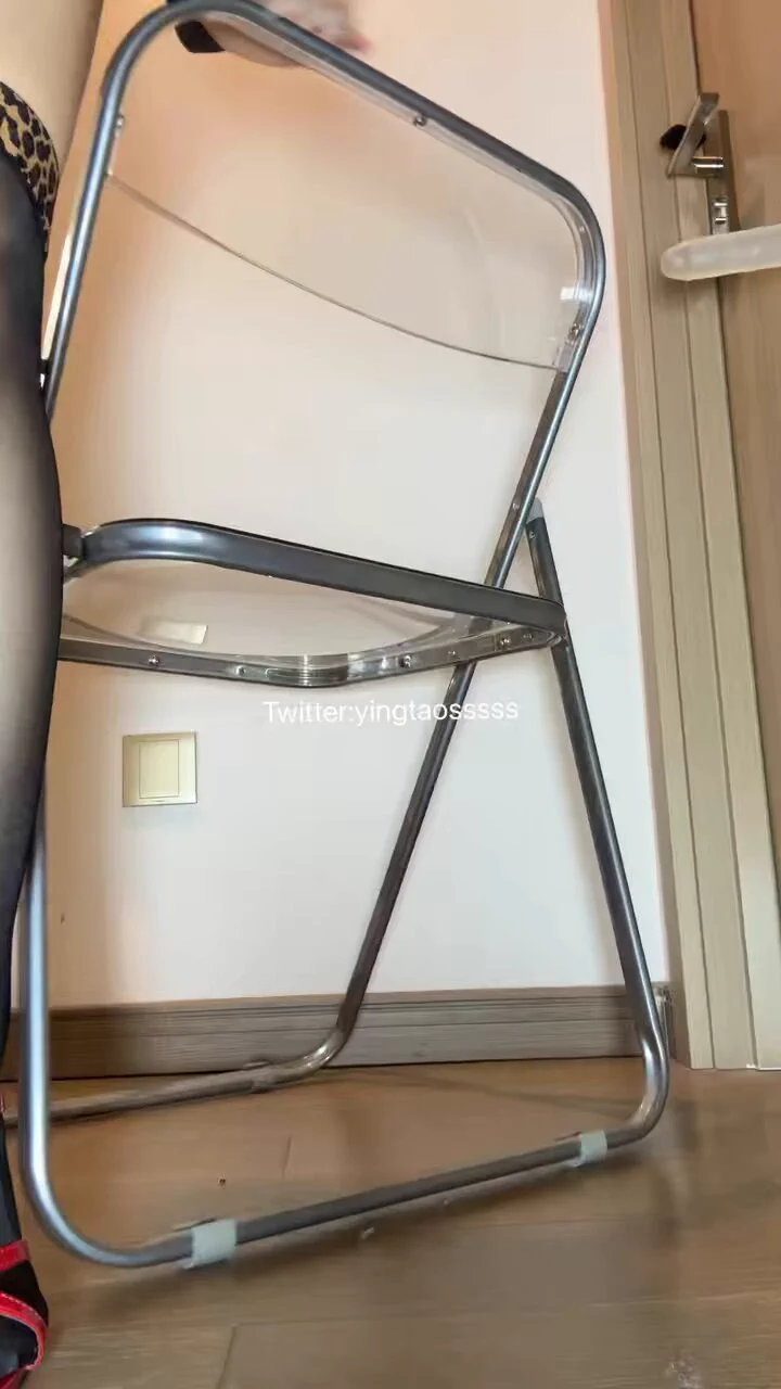 妈妈穿着过膝豹纹油亮黑丝➕红色高跟凉鞋➕超短漏臀短裤，而你这个贱狗跪在椅子🪑背后趴下偷窥被妈妈粗口羞辱骂到高潮流出来
(完整版视频8分19秒)
(关注➕点赞➕转发➕评论抽奖送照片)
@BBBBTTTCC
@SexytoBaby
@SexytoDoll
@SexytoGirl https://t.co/uP5pPODrwv