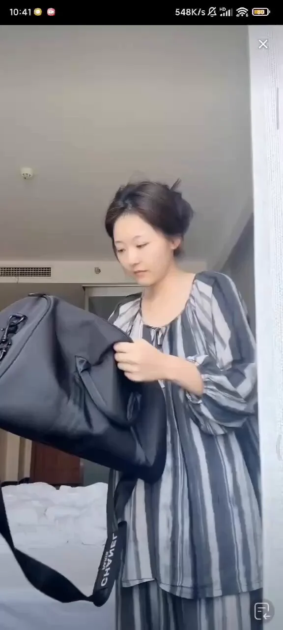 差点摔死在直播间😂 https://t.co/dEu1xQio1m