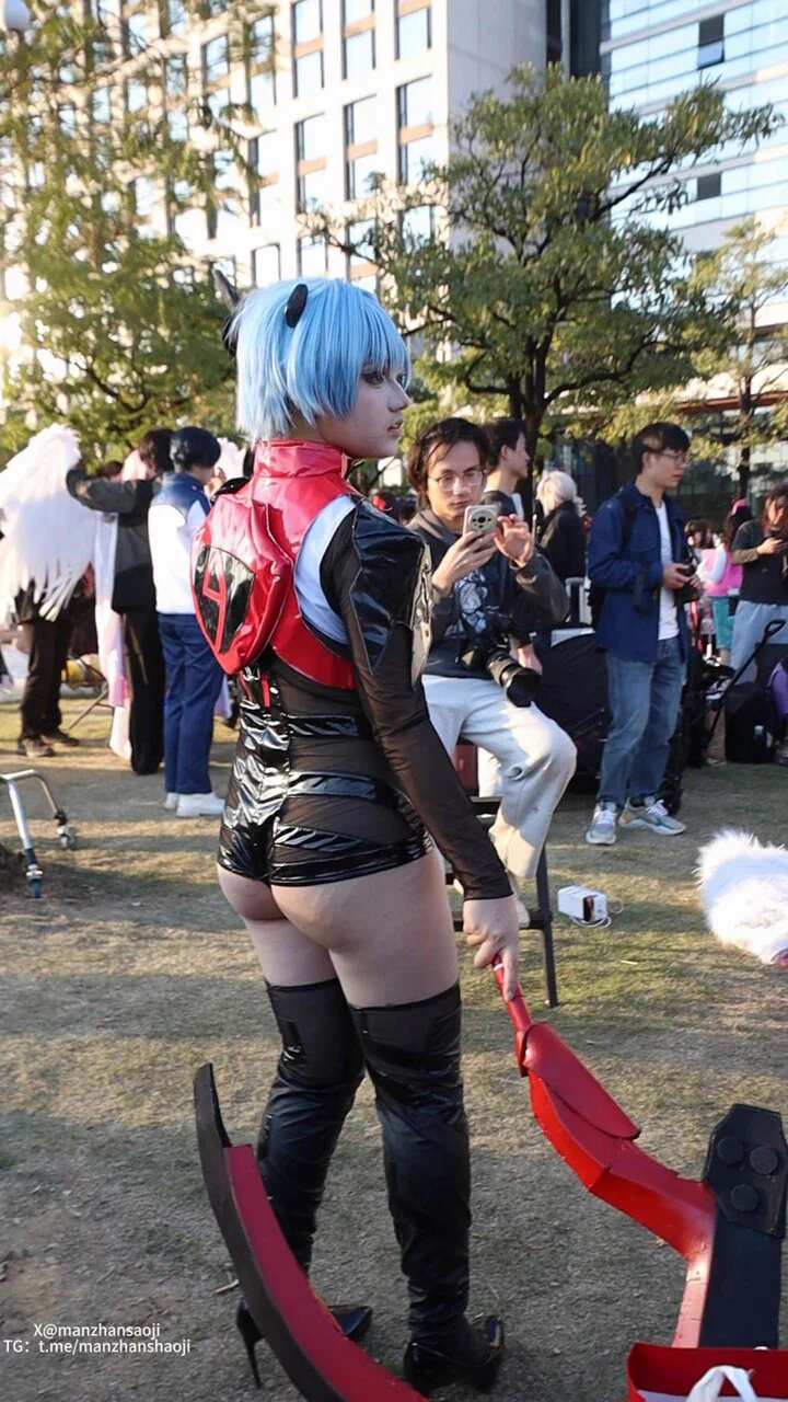 漫展女菩萨  坦胸漏乳  搔首弄姿   露点边缘疯狂试探   给摄影师们内存都拍爆了    #漫展 #暴露狂 #cosplay

主页电报群内更精彩 https://t.co/xVFdPDTGGg