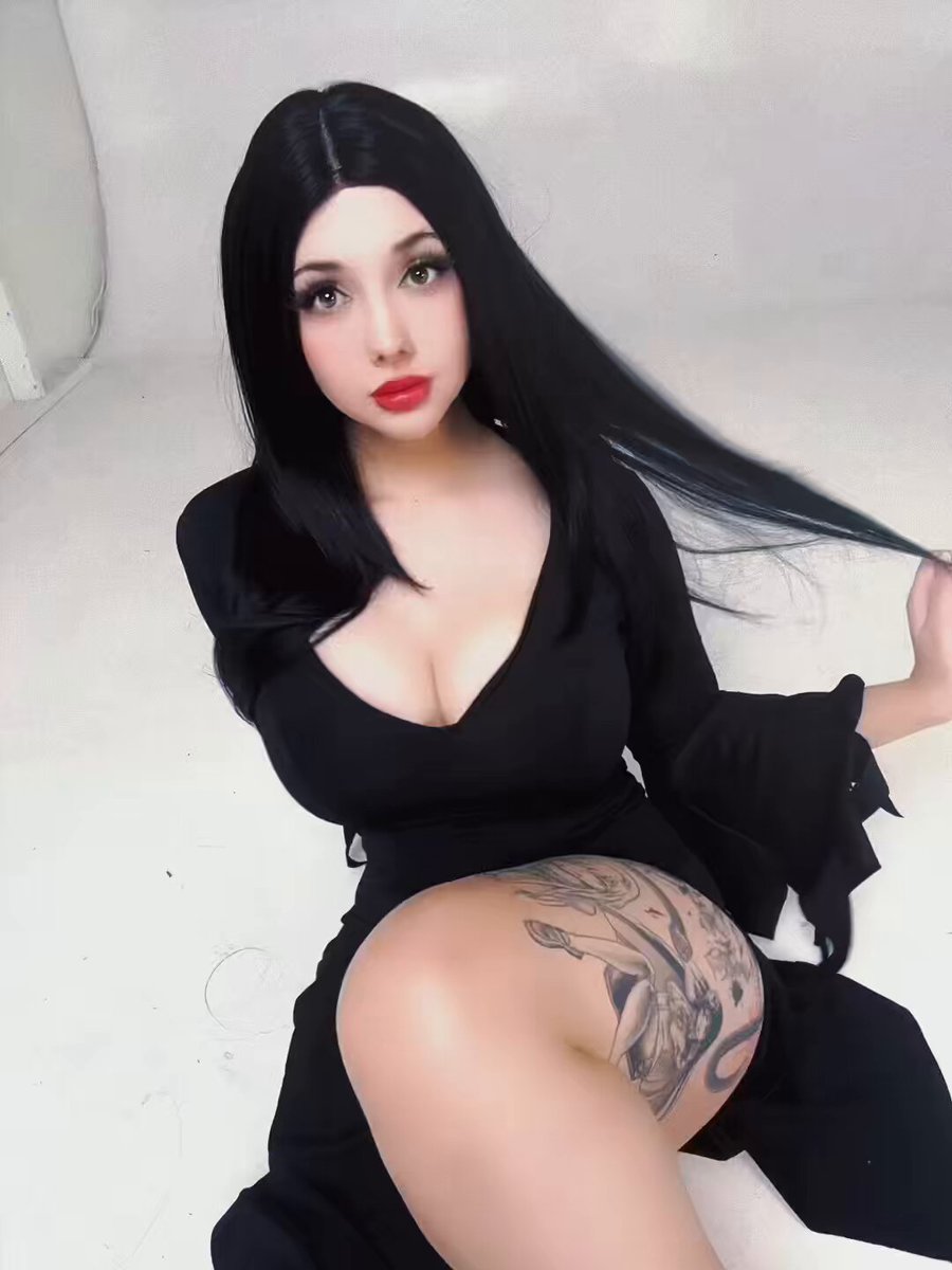 ur fav morticia https://t.co/rHIyurP9Vu