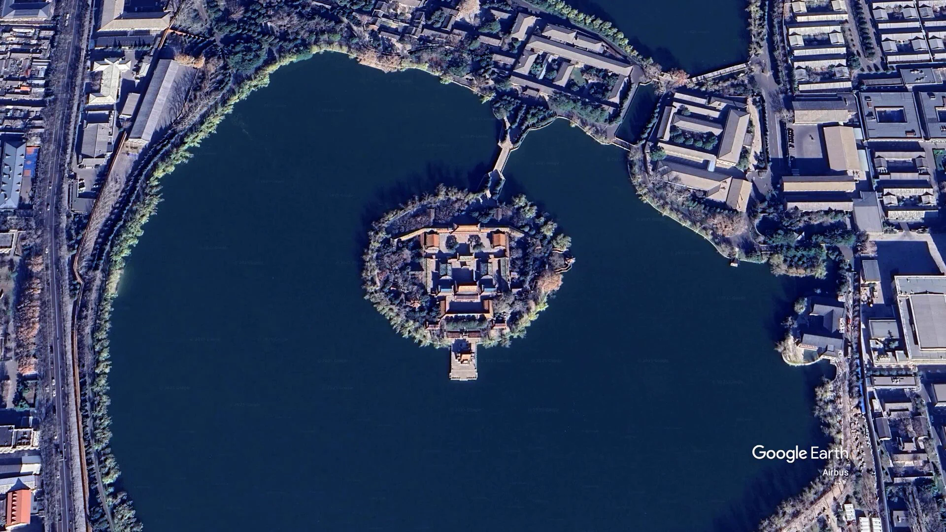 谷歌地图的动画渲染功能是真的强大，以后地图讲解就靠它了。很多人都说了中南海。我也来说一期吧。 https://t.co/mAlJAOMdA2