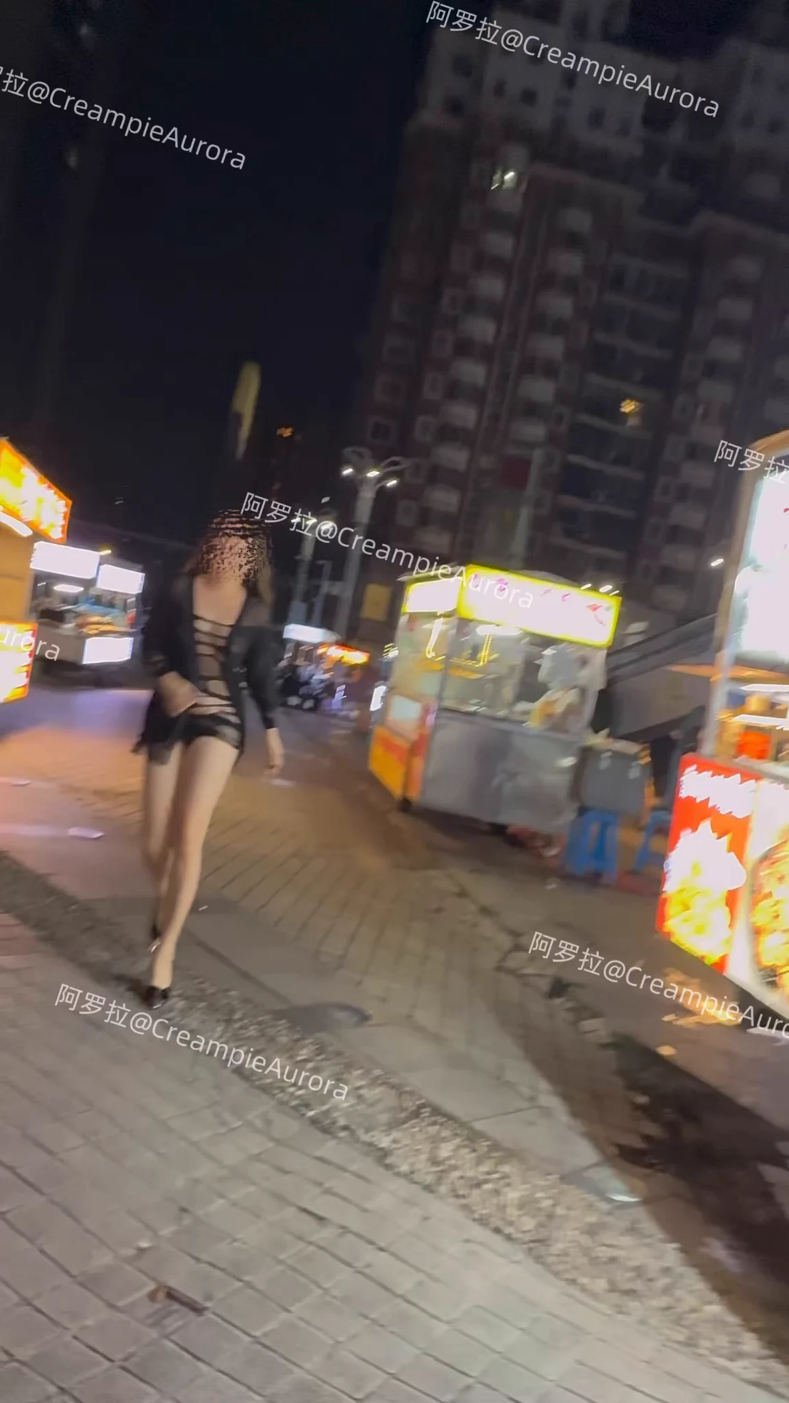 这是个比较忧伤的事：本想来一期硬核的露出，穿着超暴露的情趣内衣逛小吃街，但是那天我没有带云台，画面不好的我头铁重拍了三四次，最后转角遇到差人了，所以就消失了一段时间… https://t.co/i1Ym2dXZ4v