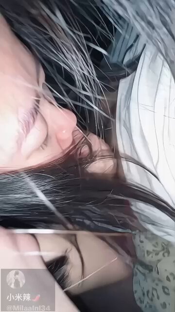 今晚太刺激了，我光着身子去卫生间没锁门，我爸故意也来上厕所，我坐马桶上还没反应过来，直接把没洗的鸡巴掏出来塞我嘴里，说鸡巴是我的狗粮，问我好不好吃，我说好吃要每天吃，结果这时听到厕所门口有人，我爸开门一看我妈在门口擦脸，赶紧又把门锁上，想看全部对话视频的赶紧来点赞留言拿吧📸 https://t.co/AwaDbIJqhj