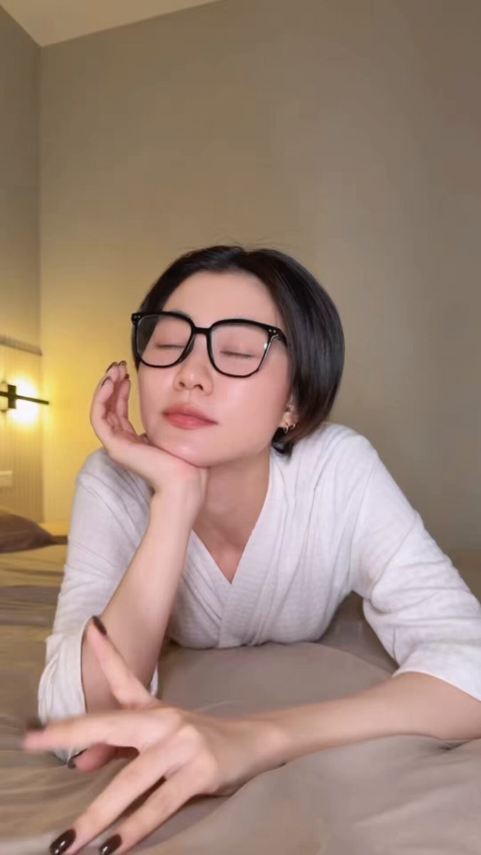 Glasses or no glasses? https://t.co/SCU11BaHej