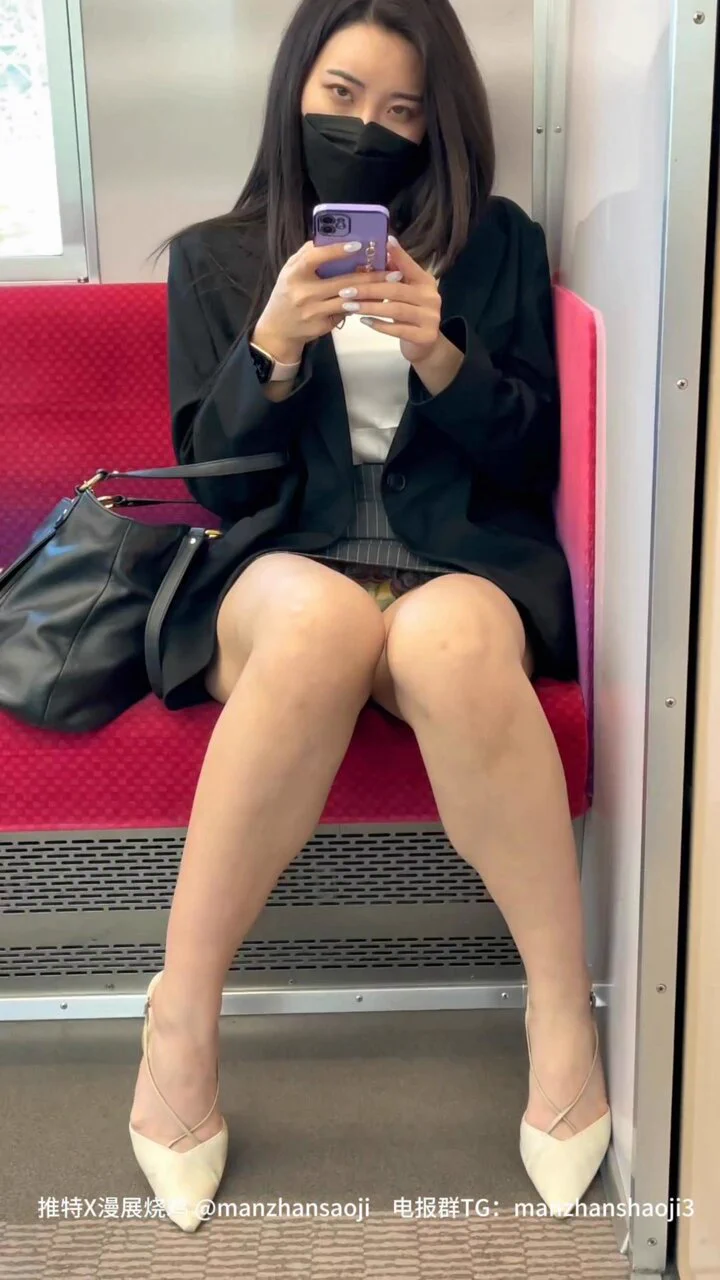 骚逼少妇  发现被偷拍了还配合一下    #抄底 #偷拍 #暴露狂 #走光露点

关注 @manzhansaoji https://t.co/Jg93AVr6G9