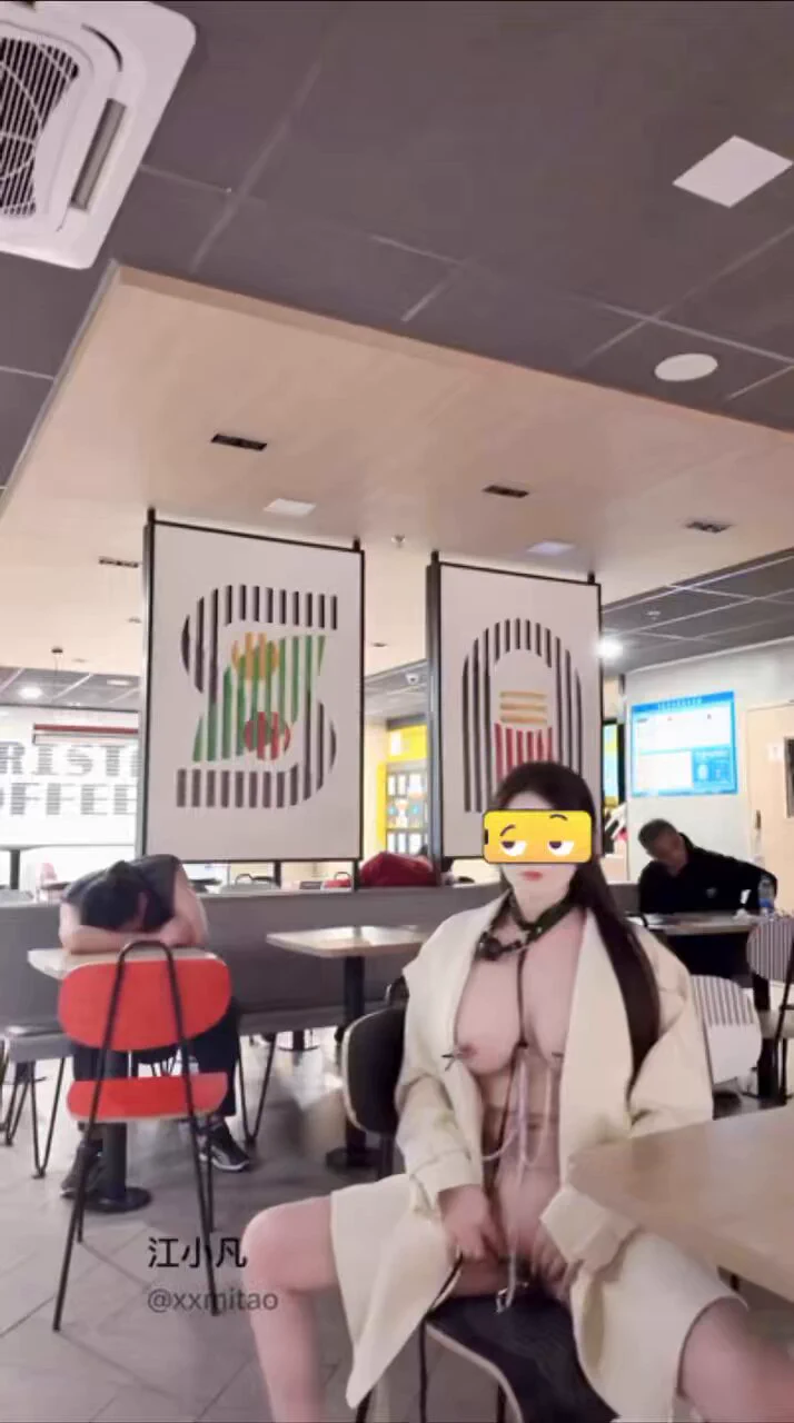 再创高难度，露出任务😍
穿上我的小母狗牵引绳，戴上口球，小铃铛肛塞～
在一个24小时麦当劳露出

💗完整版主页链接订阅解锁。
#漏出 #户外漏出 #户外勾引
投稿📷
@ToBulma
@ToBulaer
@KawasawaSen
@BulmaList https://t.co/SJG1h0oQSG