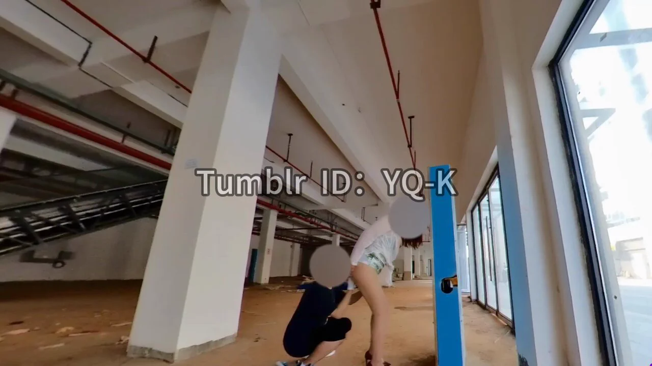 #露出 #喷水 露出被物业小哥抓到，把我带到空置商铺，嫂子我心领神会，今天肯定要被操了，被小哥扣喷一次后又被襙喷了💦门前走来走去好多人，太刺激了🩷

@LC_kuking @SS_kuking https://t.co/8JkvyMVPHn