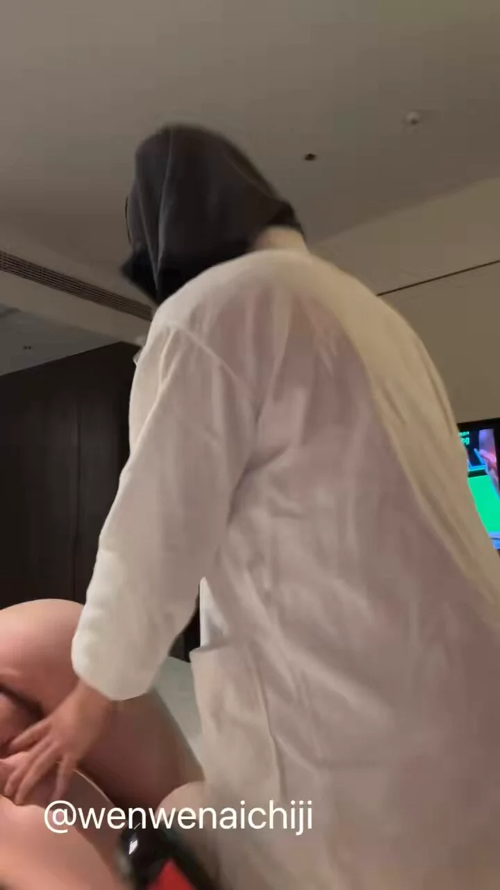 消防员力气就是大，一晚上六次，一次打桩45分钟。B都肿了，弟弟出去买酒的功夫我跑楼下给大爷看骚逼去了，气的弟弟把我提溜回来狠狠的教训！真是又骚又贱的母狗🐶
@Xiaoxiaofoer 
@MitsumeDoji 
@OoniDevil
@TaoHuaBang https://t.co/Da3wVIMlqk