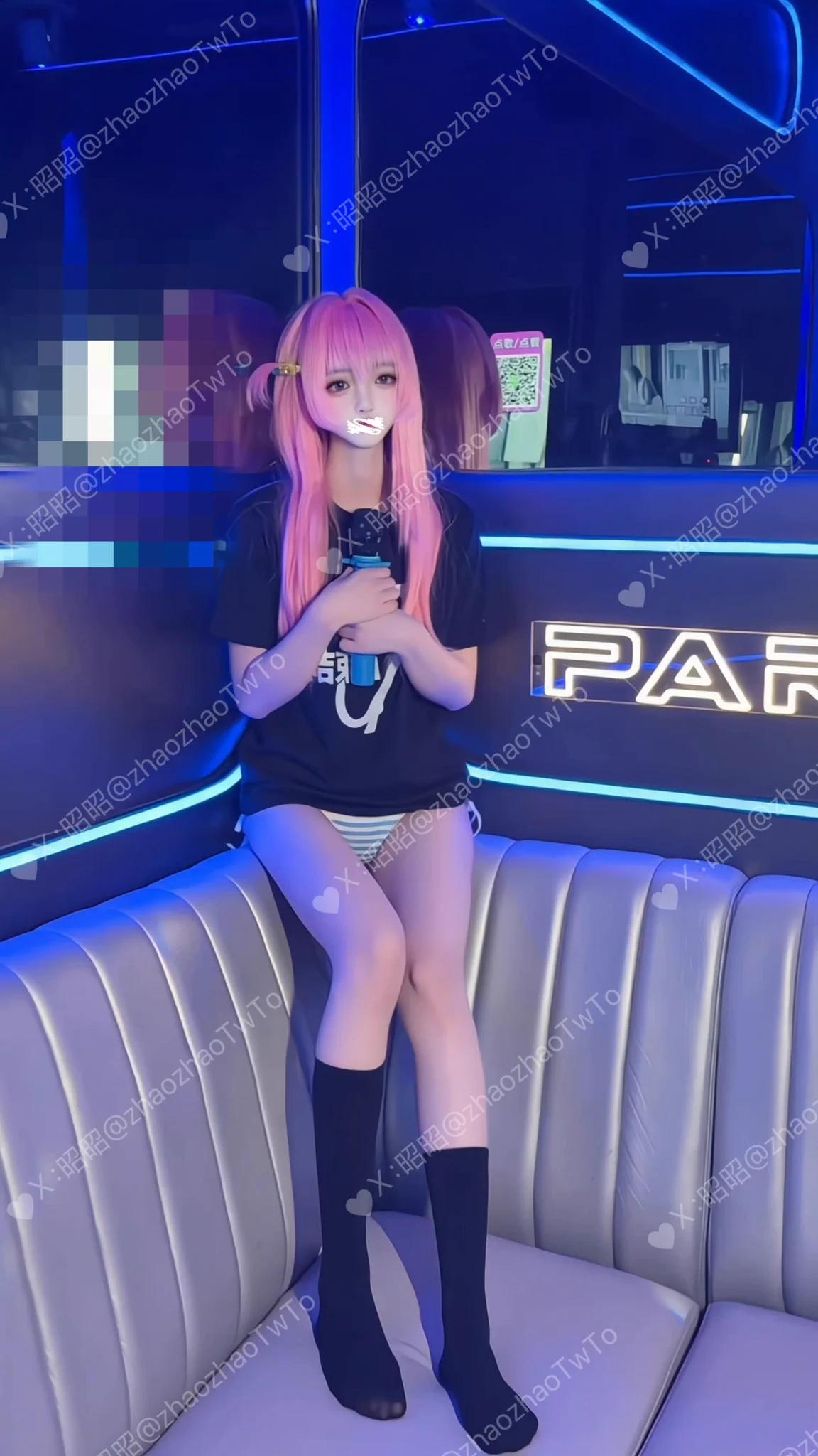 社恐在 ktv 连脚都无处安放ㅇㅅㅇ 
“点赞过 500 给大家发社恐昭唱歌片段”
⭐️同系列图包车票超绝售卖中，详情点击昭昭的车票售卖员链接了解～
https://t.co/zgTJgripIA

@BBBBTTTCC @SexytoBaby
@SexytoDoll @SexytoGirl https://t.co/SVqu4l1TM6