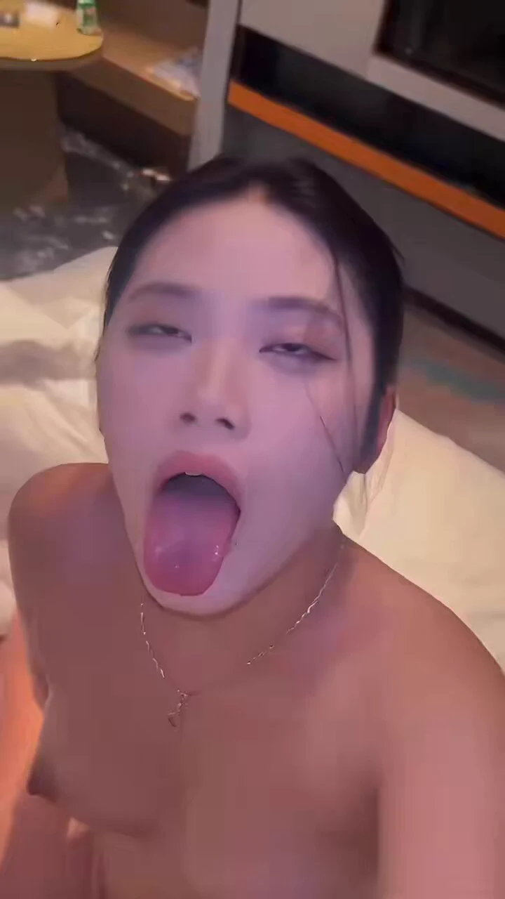 姐妹骚得离谱…….现实看着巨老实 ！反差太大了趴😰 这表情和声音 ！这谁顶得住呀 ……….#反差 #女上搖 #翻白眼吐舌头 https://t.co/MgjnfQbk7k