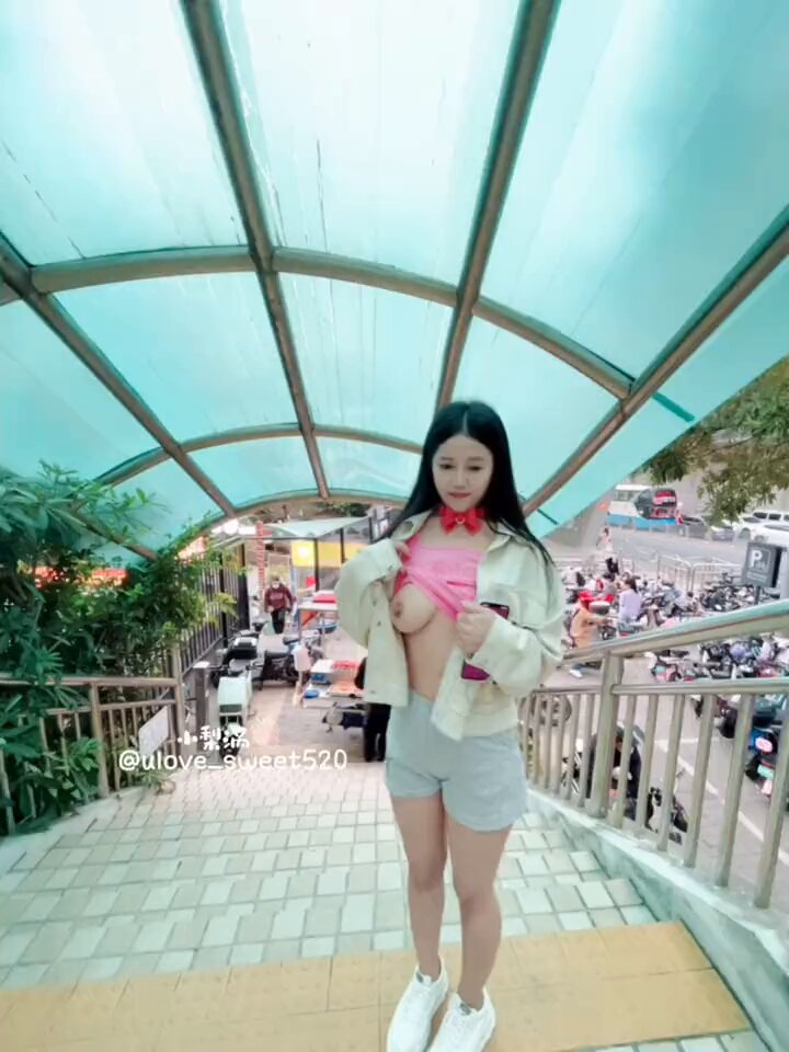 反差婊的日常，就是这么刺激

#人前露出 #骚逼 #反差 #露出 #母畜 #巨乳 https://t.co/hhGK76UvTm