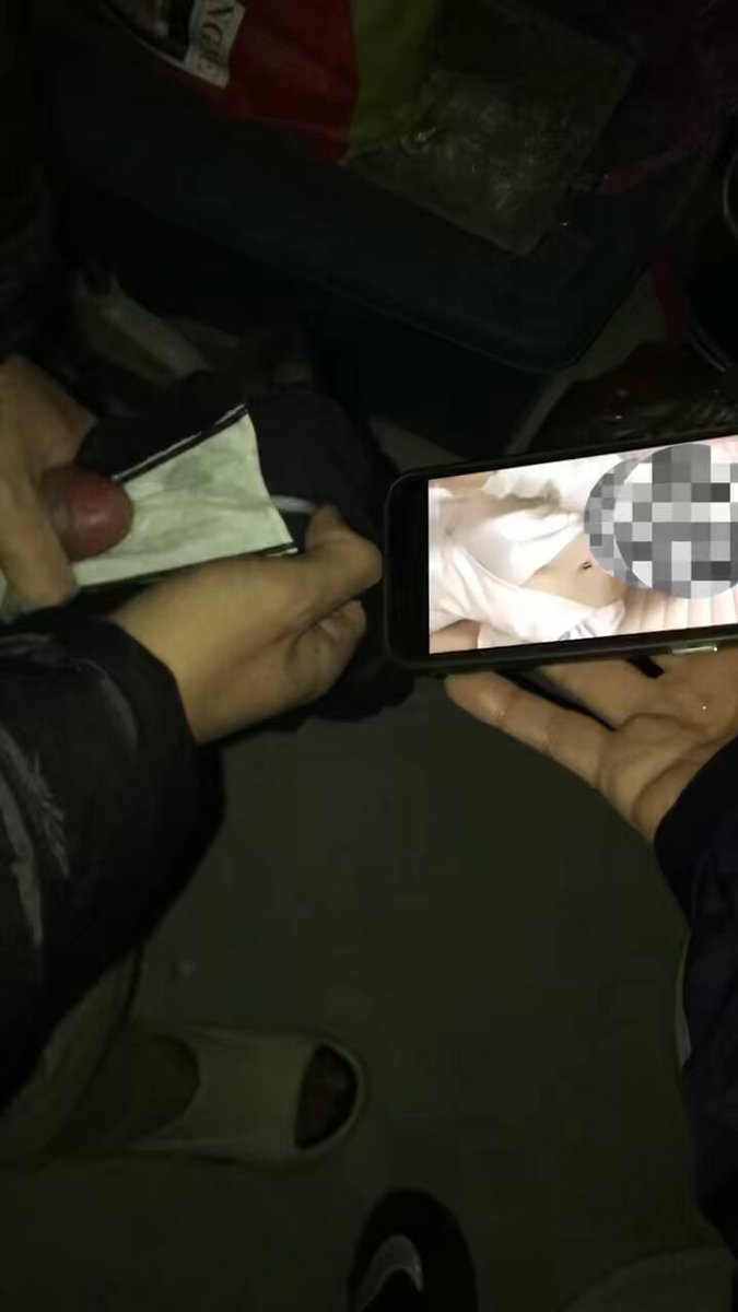 送射第二弹

小哥撸着我拿给他的母狗媳妇原味内裤，拿出我的手机让小哥看着母狗媳妇的露脸照片和撅着屁股被操的视频，我的感觉除了上头，还是上头，在被深度刺激的状态下鸡吧半硬不软的就和小哥的精液射在了一块，视频后面的照片你们应该能猜到了，两天后媳妇穿在了身上，又他妈上头了 https://t.co/t2tornyl7A