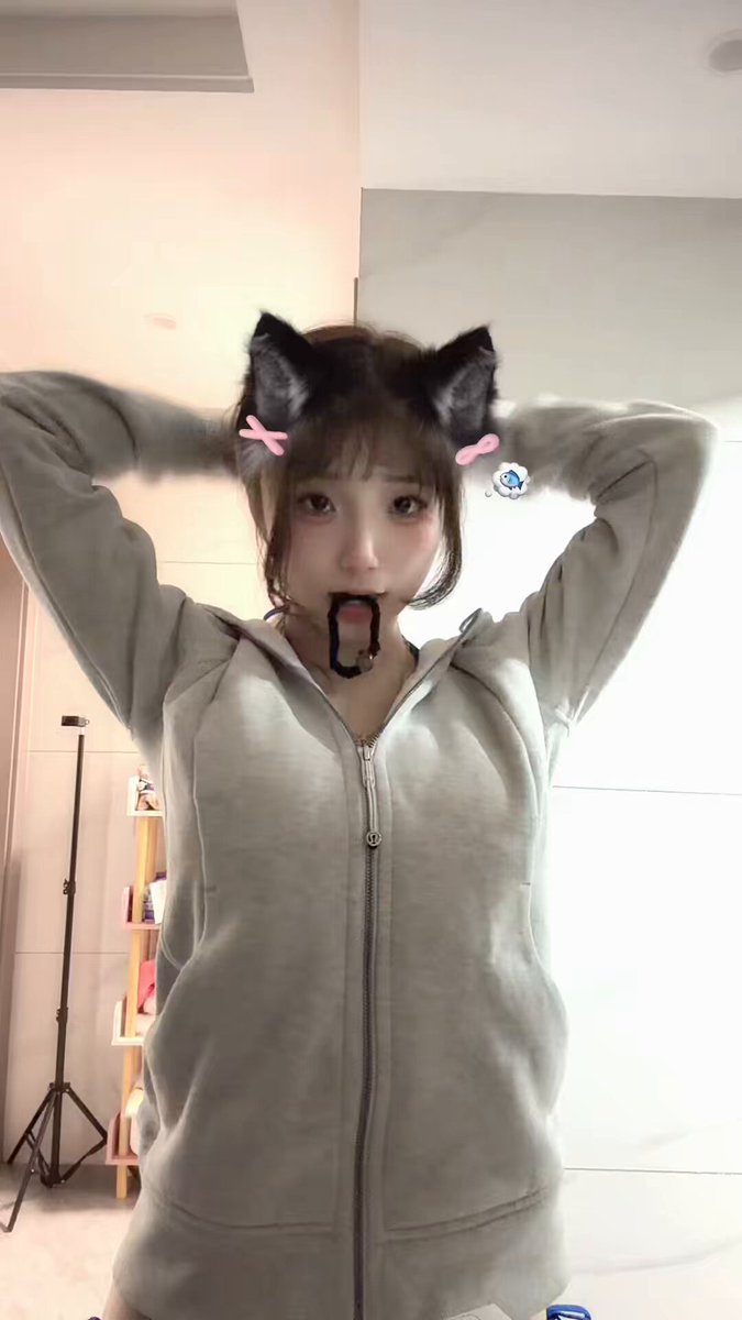 比基尼有点太小了吧 https://t.co/QtUmZljNe0