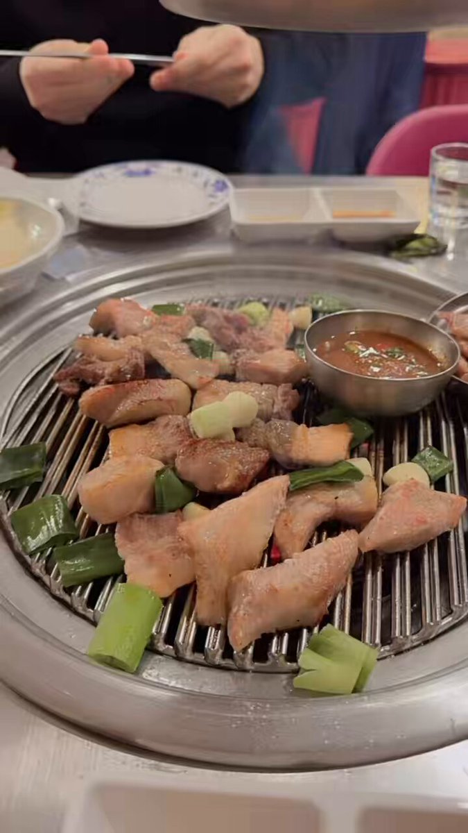 在首爾生日當天被推友請吃飯的me
覺得幸福 
有烤肉 有燒酒 有拍貼
@AlanWang2022 https://t.co/TbqZlxOGsI