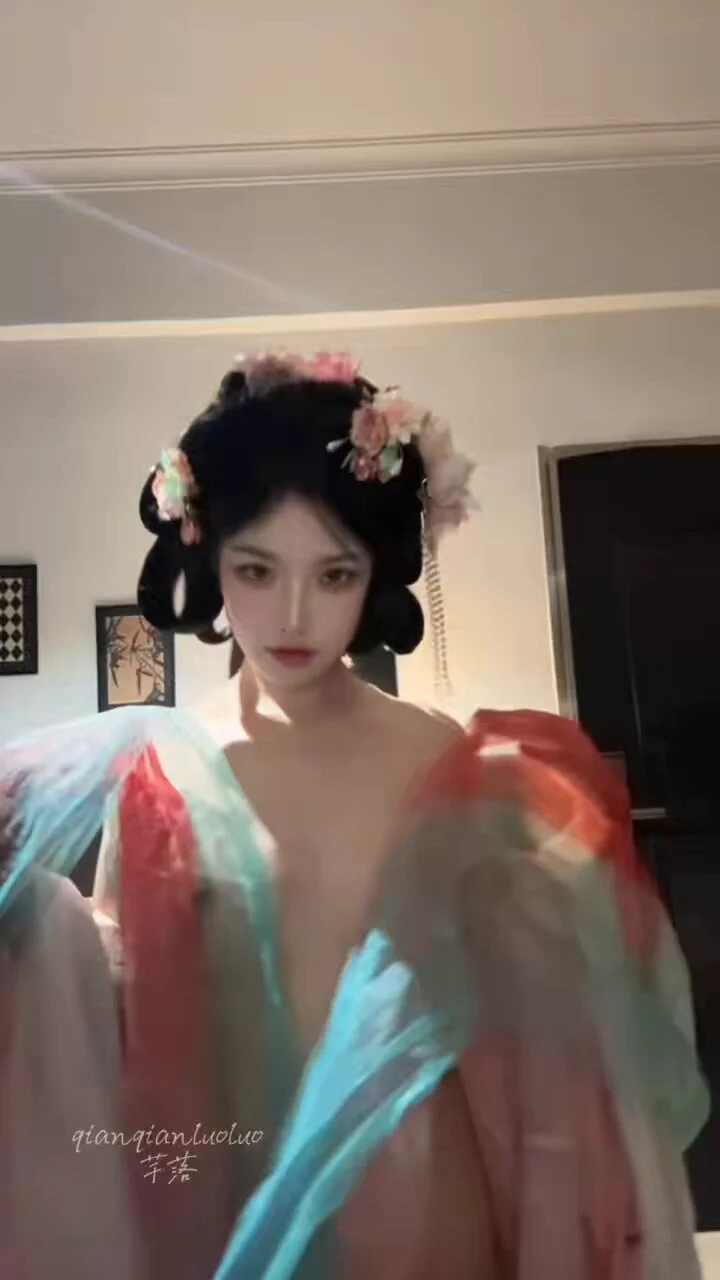 云想衣裳花想容 https://t.co/hQV0D0vLKQ