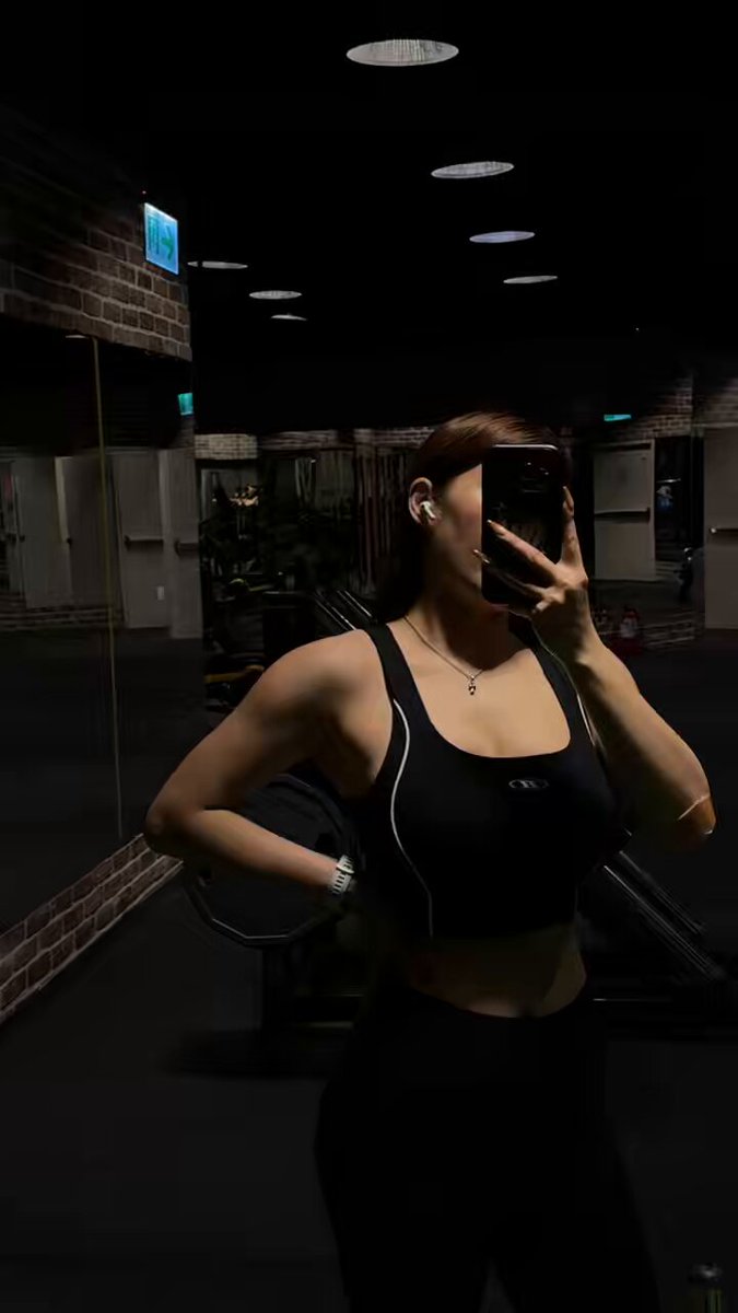 為什麼要這麼暗才看得出來有點痕跡

阿不然關燈好了🤡 https://t.co/LYBFJVwkZ1