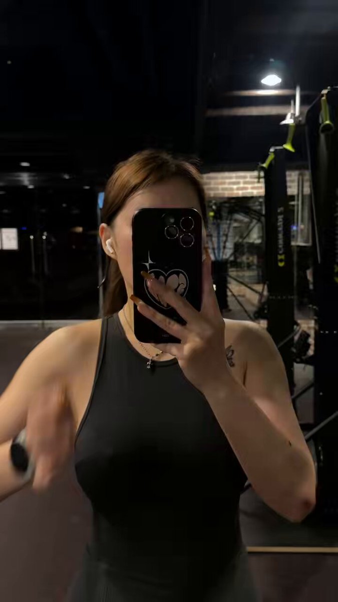 我怎麼覺得健工的鏡子看起來特瘦🤡 https://t.co/0Po8W8fXmH