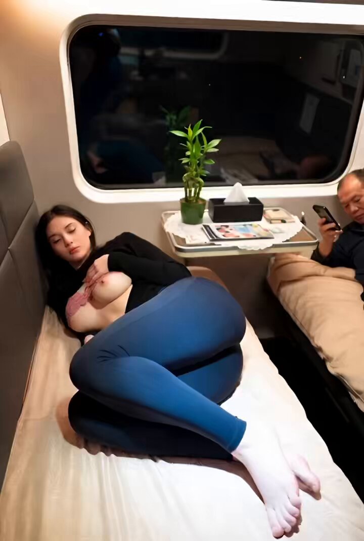 卧铺车厢灯光调暗，主人耳语：把奶子露出来给他看
我假装翻身，内衣解开，半个白奶直接怼到大叔眼前
他呼吸瞬间粗了，手机闪光灯亮起
还没反应过来，一只粗糙的大手已经盖上来
直接五指张开，捏得我「啊」了一声
他低声：乖，再挺一点，叔拍完就给你舔 https://t.co/rTSLU9J3Ni