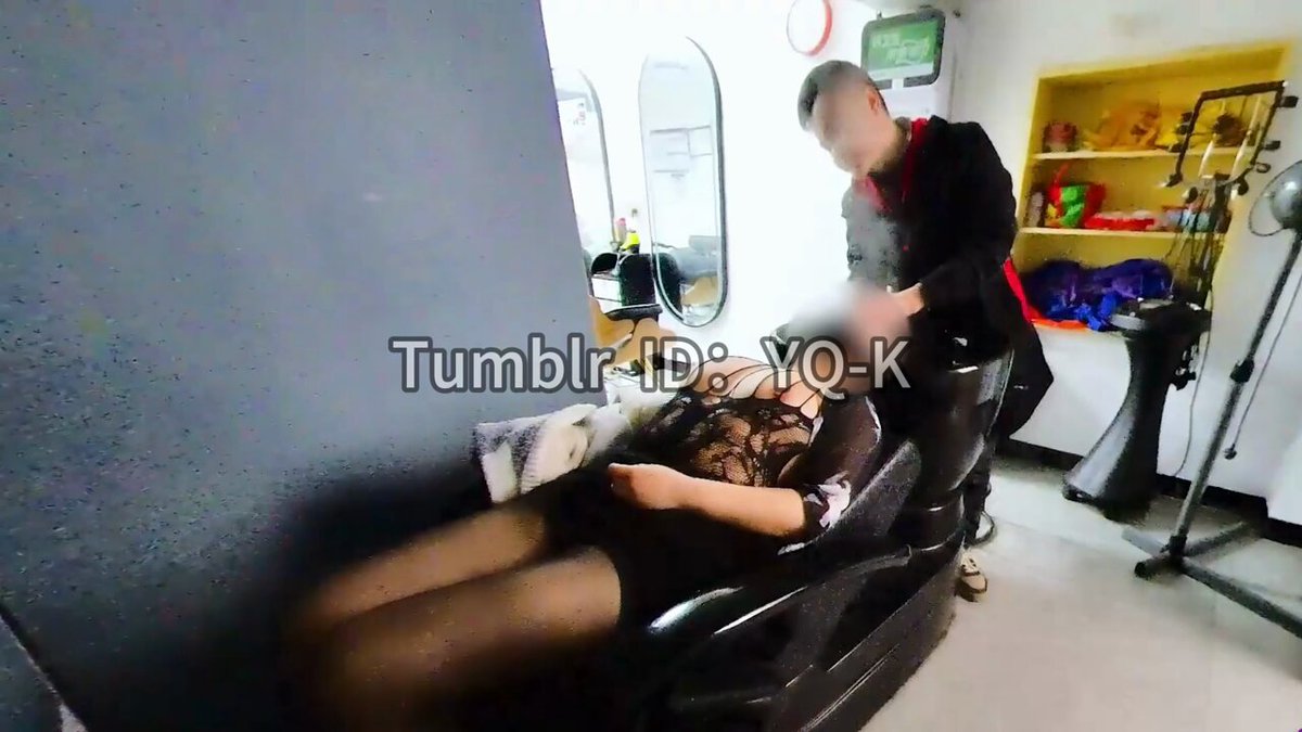 #YQK #露出 #勾引 #人前露出 穿着情趣内衣露出两个大白兔，去理发店洗头，老板一开始很羞涩，我把衣服拉下来把大奶子露出来，索性我把老板的裤子拉链拉开，拽出鸡巴就在洗头椅上吃了起来🥰 

@LC_kuking @SS_kuking https://t.co/oKkALB5qEZ