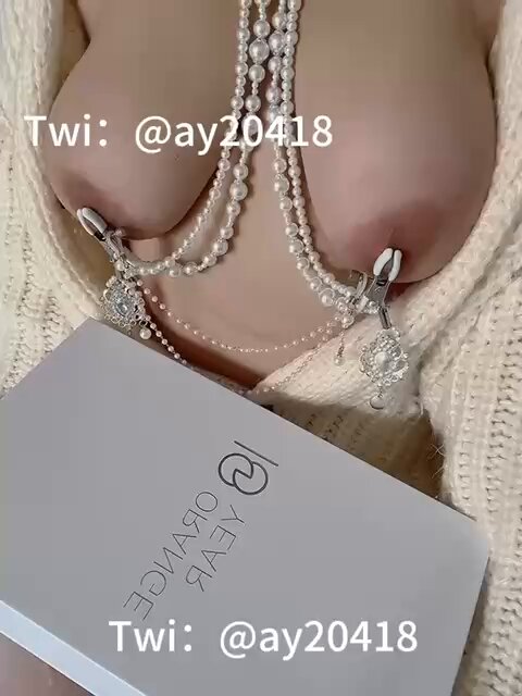 这次给大家带来了陈小年秘密玩具屋的硅胶新品软桃，他的手感真的好好，不知道体验起来是怎么样，谁来替我试试呢~~他们家置顶现在还有抽奖，记得去看看哟😘@chenxiaonianmoe
#陈小年 https://t.co/3XnhSYFNfQ