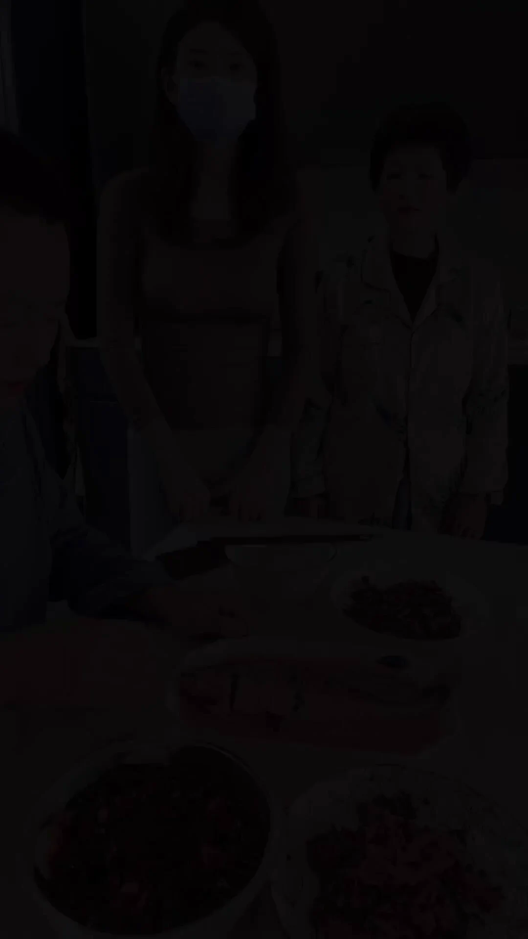 现在抖音起号的脑子是真活，就因为有一期视频里无意蹭了两下桌角，有网友在评论区说：这期把桌角留给我

这哥们儿立马就悟了，仿佛找到了流量密码，后面几期都是媳妇穿着瑜伽裤顶桌角，又一个拿媳妇打窝的新赛道诞生了。 https://t.co/rE9UVblCYt