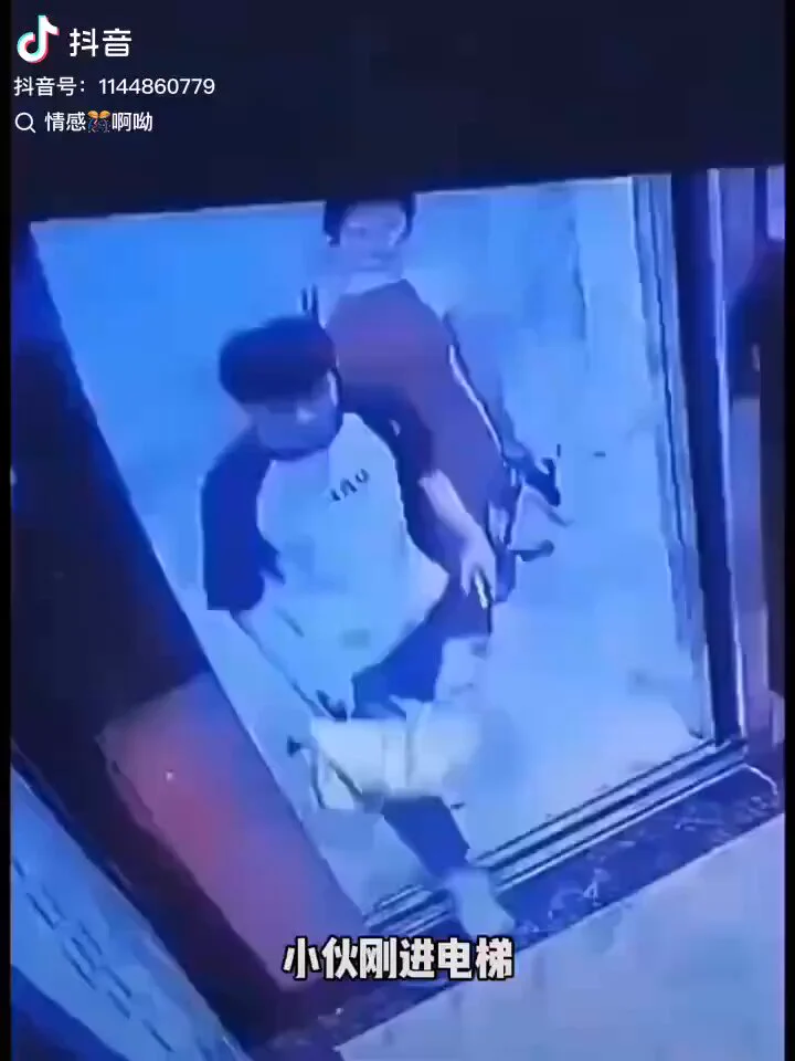 小伙伴们出门一定打醒精神！注意保护好自己。否则就可能像视频中的小伙伴一样蒙受突如其来的“损失”，令人五味杂陈！教训深刻啊。 https://t.co/1wXarG1VGx