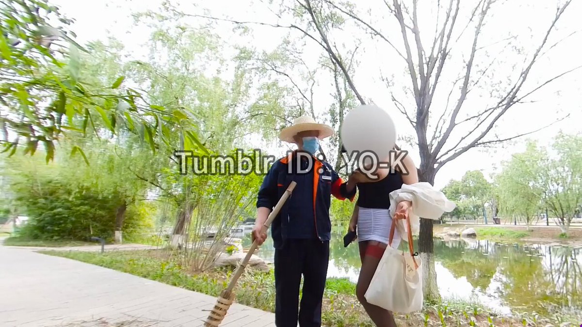 #户外 #勾引 清洁工大叔一直在我身边转来转去，我露出一对大白兔，走过去邀请大叔摸奶子，大叔说这里不方便你跟我来~

@LC_kuking @SS_kuking https://t.co/qSNRrDImKU