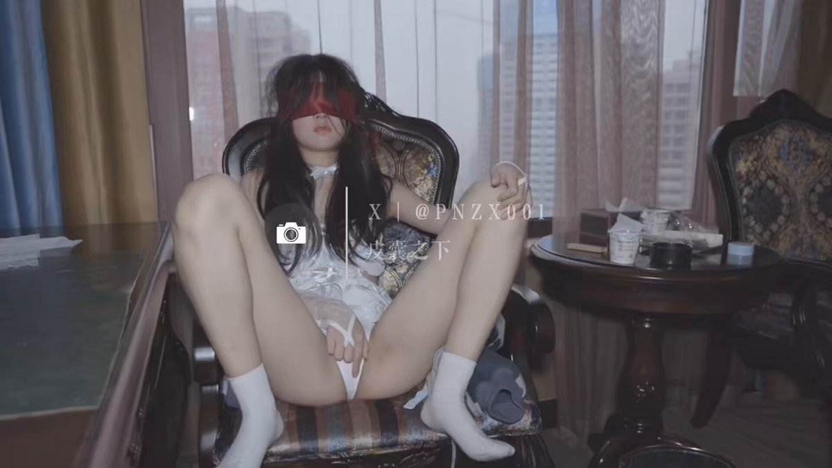 她睫毛湿，唇微张，喘得发抖。

你指尖滑进最湿的地方，她立刻绷紧，腿根发颤，臀不自觉往上抬。

“……别逗。”声音带哭。

你抵住入口，极慢顶进去，一寸寸撑开她紧热的内壁。

她尖叫碎成呜咽，腿缠死你腰，内里痉挛着吮吸。

你扣住她后颈，狠狠顶到底，低吼：“全给你。”

她高潮时死死绞紧，哭着喊你名字，泪滑进发丝。

事后她蜷在你怀里，腿间黏腻一片，还在轻颤。

“……还想要？”你吻她汗湿的额，哑声问。