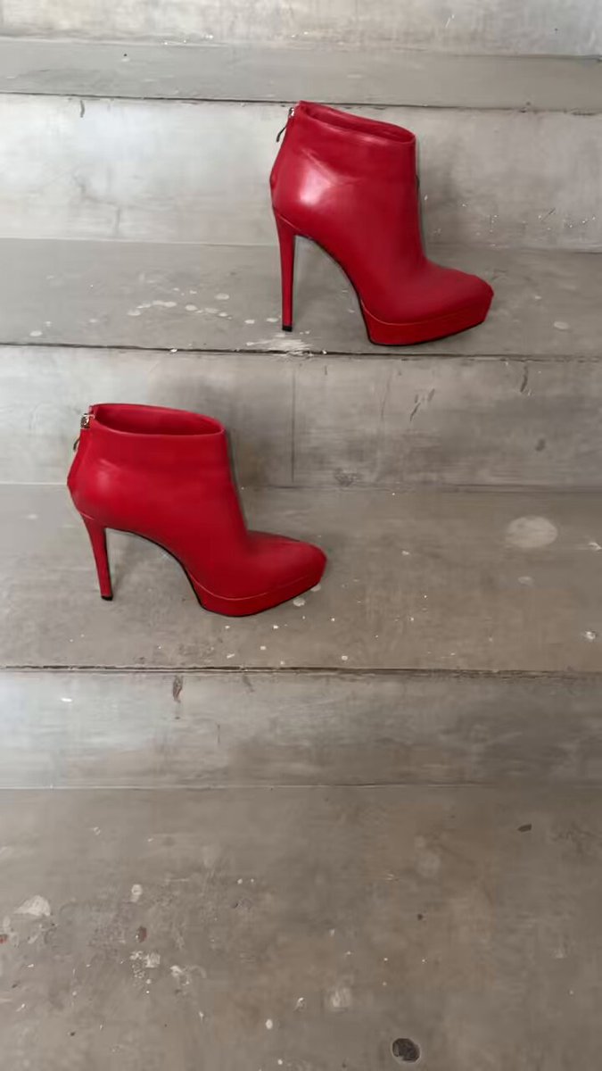 清洗🧽恨天高血红短靴！ https://t.co/8YMET68Uvv