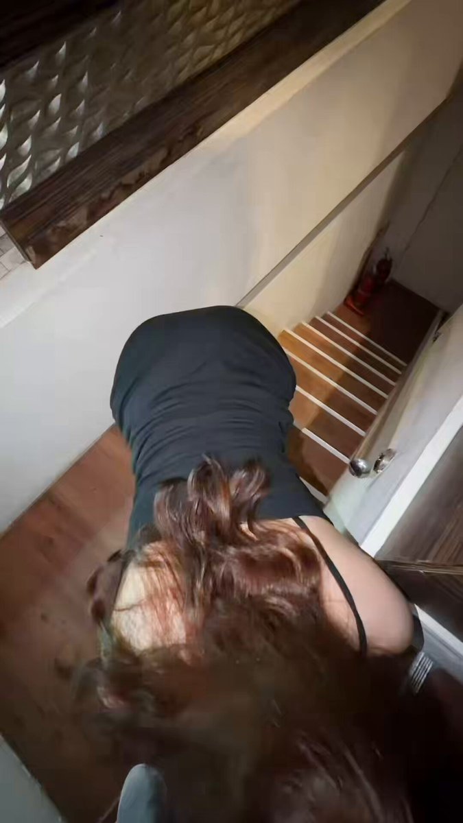 誰說樓梯比較刺激的🤬

https://t.co/6s8iU6Q3rH https://t.co/PgpbsSSLYI