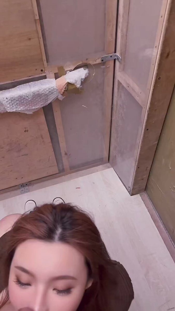 叮咚~ 🔔
电梯门一开就看到我在被抽插 💦
监视器都看到了 🤒
真是一个随身肉鞭器！
要插就插... 🥵
好喜欢淫荡的感觉 💕 https://t.co/tA7461l5zg