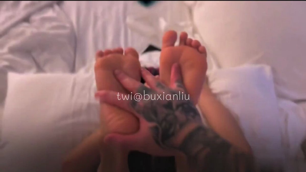 脸、脚、逼三者同框是什么体验？
UQ留学生千里送握着她红通通的美脚
看着她销魂的表情把她整个人折叠起来用力操她的嫩逼…【完整版11分钟】 https://t.co/muyPh4LX31