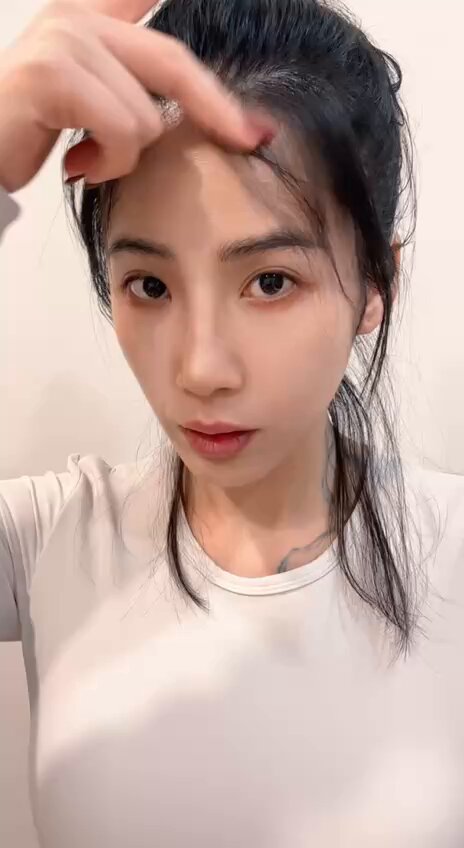 難得穿運動內衣  嘻嘻 https://t.co/yMuXMPZEd4