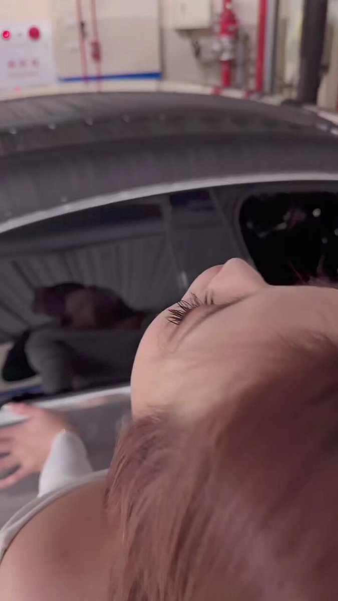 开工了 🧨
要来收心操一下吧💦🔥
啊怎么在停车场….🥵
而且在监视器下面🫣

要操一下吗？🤍 https://t.co/zCamGh3xYt