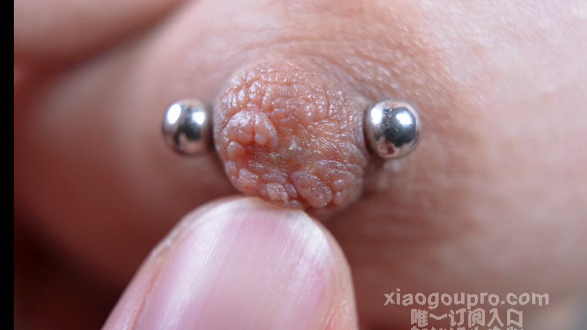 #乳头特写
如此近距离的乳头特写大家见过嘛？🤓🤓其实乳头不是一个圆润的小球，上面还有很多小肉粒，肉粒下面就是一个个同向乳房的小乳孔，🧐🧐上面还布满了让人痒痒和产生快感的小神经，轻轻拨弄，春心荡漾🥰🥰
@ToBulaer @KawasawaSen @BulmaList @ToBuerma https://t.co/zLtvnQZxcP