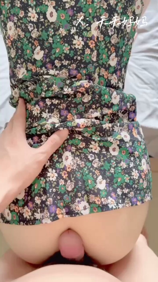 约了一个聊了很久的粉丝见面，本想化了个妆出门，结果他已经在我家门口等我了…

想着老公和儿子都不在，就让他进来了。在平时和老公睡觉的床边，被其他男人后入，实在是有点太刺激了，小穴都水流不止…

也许这就是偷情的魅力吧。有没有想和人妻宝妈偷情的粉丝，最近接受报名哦，喜欢素质高的大叔！ https://t.co/c1a8sLPbtU