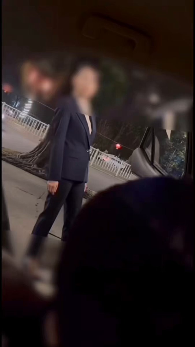 有时候女生胆子比男人还大，敢停下来看🤭
完整🚪后更新~
@ToBulaer @ToBuerma
@KawasawaSen @BulmaList https://t.co/elA9HoGJ0u