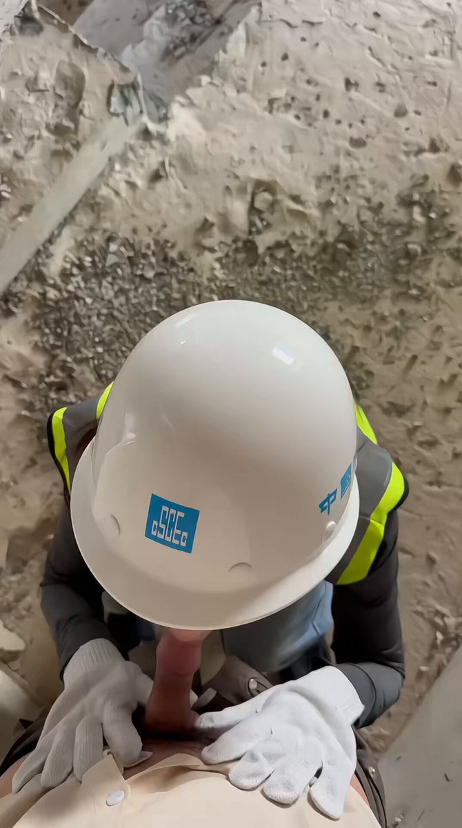 粉丝假装材料商被我带进来了，非要在工地和我亲热一下… 

衣服都来不及换，他就突然把肉棒露出了，我也是有病，情不自禁的就开始吮吸起来了，好怕被其他工人发现…

果然在追求刺激的道路上一去不返呐，还能怎么玩，你们说我来做，想约的也可以报名哦～ https://t.co/nGYbqE7Wy8