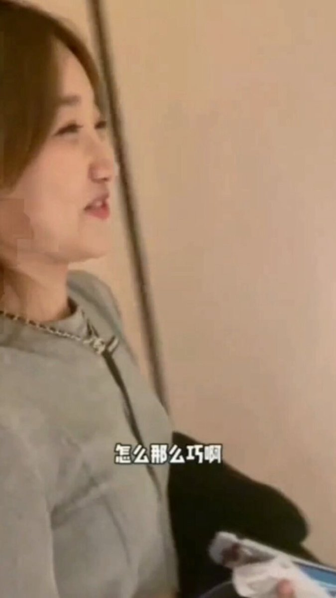 暑假酒店偶遇自己的老师，没想到反被撩，老师忽悠着说只剩一间大床房了，进门就主动先把自己洗干净，还说害怕黑要一起睡，小伙哪能错过这种机会，内射了一次又一次都不停歇~

完整版看下方推文哈~
https://t.co/ZCqoVpXzME https://t.co/zBIjrjHieW