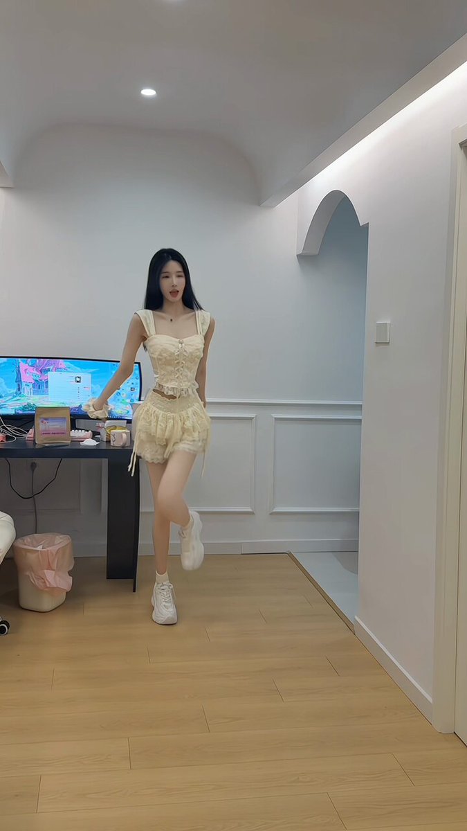 终于可以穿可爱的小裙子跳舞啦～
还是喜欢跳舞！！☺ https://t.co/59Vb09nto3