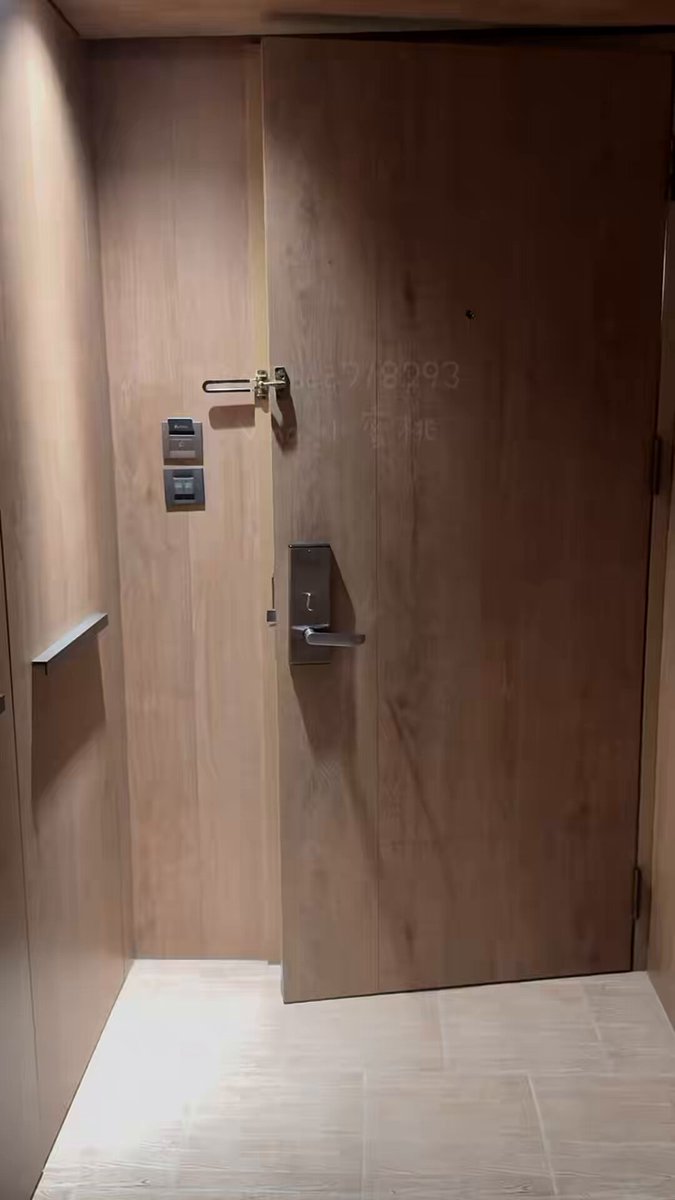 上個月去台北出差剛好寒流來
我大衣裡直接這樣穿去開會，反正不會脫
超級刺激❗️開會時扣子有扣好啦😂 https://t.co/0DEtFJaywW