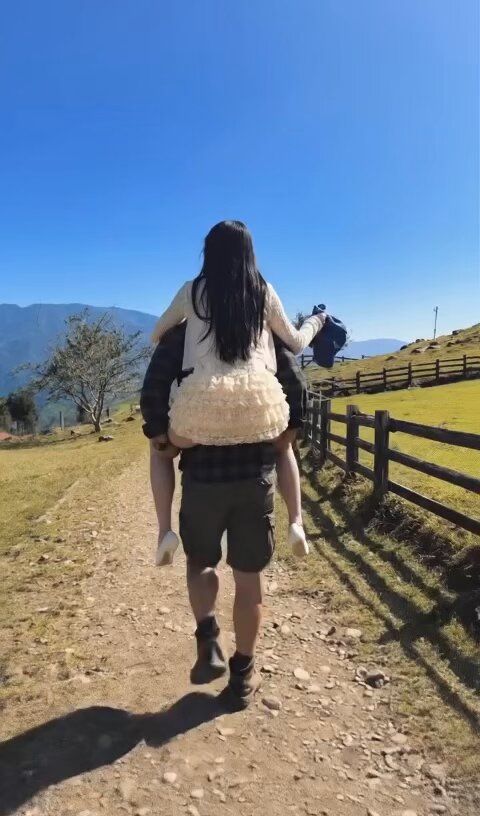 真的要感謝這位壯漢男性好友!!
願意扛起小女子我走這麼長一段路
在此特地PO一篇文來感謝他🤣🤣🤣

本來我都很逞強 不願讓人背
但礙於草地和一些泥土地容易讓跟鞋插入
導致我有幾次差點跌倒
男友人看不下去 自願背我走全程
妹妹我在此謝過了🙇‍♀️
(我可沒有逼他耶!!是他自願的) https://t.co/ybNNc3xG0K