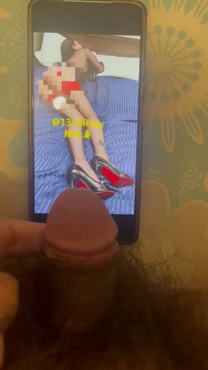 【粉丝投稿】可爱的粉丝的小鸡鸡🐔！
他说对着姐姐的视频和图片上撸特别刺激！但是每次和在老婆爱爱，但自己却插不进去，感觉她老婆的蜜穴早就被其他人开发了……
估计他老婆也没少在情夫那里羞辱这小东西，对于小绿帽老公是不是特别刺激啊？？
评论区留言吧！ https://t.co/hATnS6oVYv