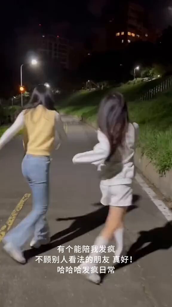 有个能陪我发疯的朋友真好😂#马来西亚女孩 https://t.co/eSWr6wnKXX
