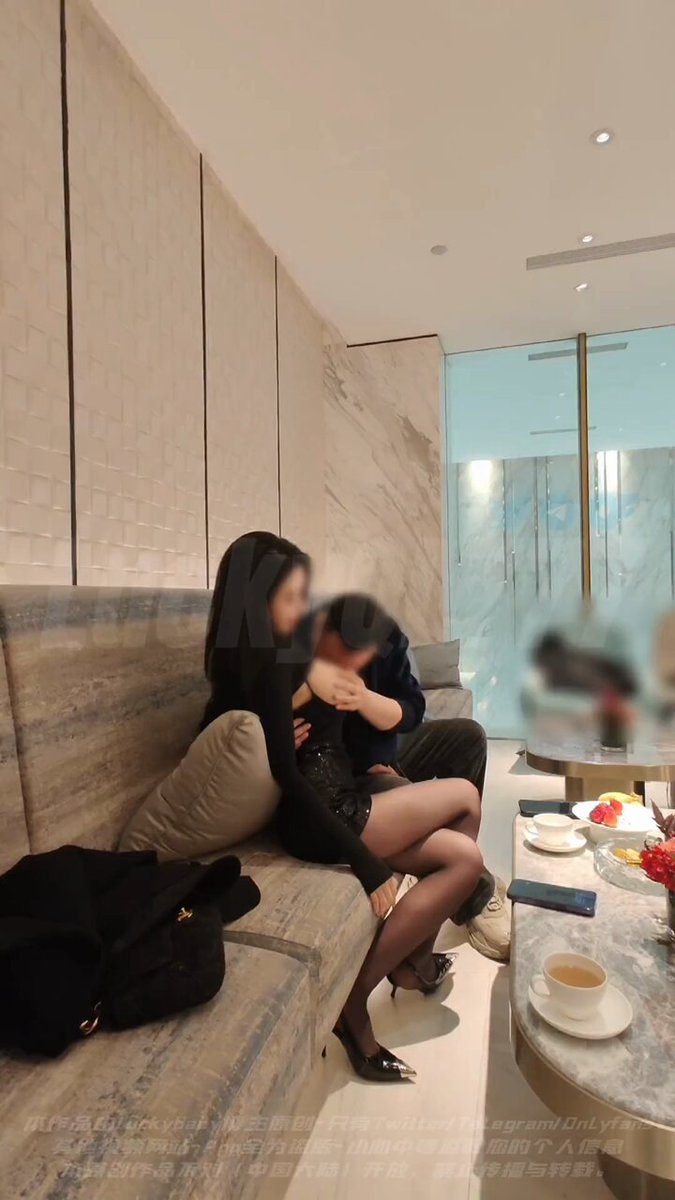 最精彩片段来了 
吃完饭在包间准备休息会去酒吧 
结果我这朋友直接上来就动手动脚的开始调戏baby 
事后问baby啥感觉 她说弄的她快痒死了 当时好想要 
一顿摸摸亲亲后 baby受不了了 直接骑到朋友身上就开始蹭自己的bb 还亲朋友的mm 这种反差感真太上头 太刺激了 简直就是人间尤物... https://t.co/OMH9qg51y7